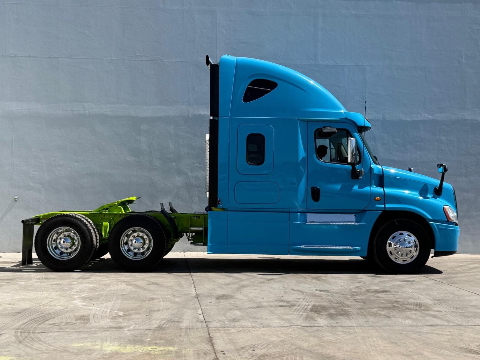 2016 FREIGHTLINER Cascadia - SIDE_RIGHT