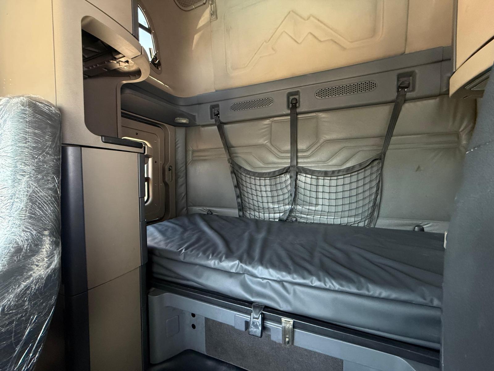 2016 FREIGHTLINER Cascadia - SEATS_REAR