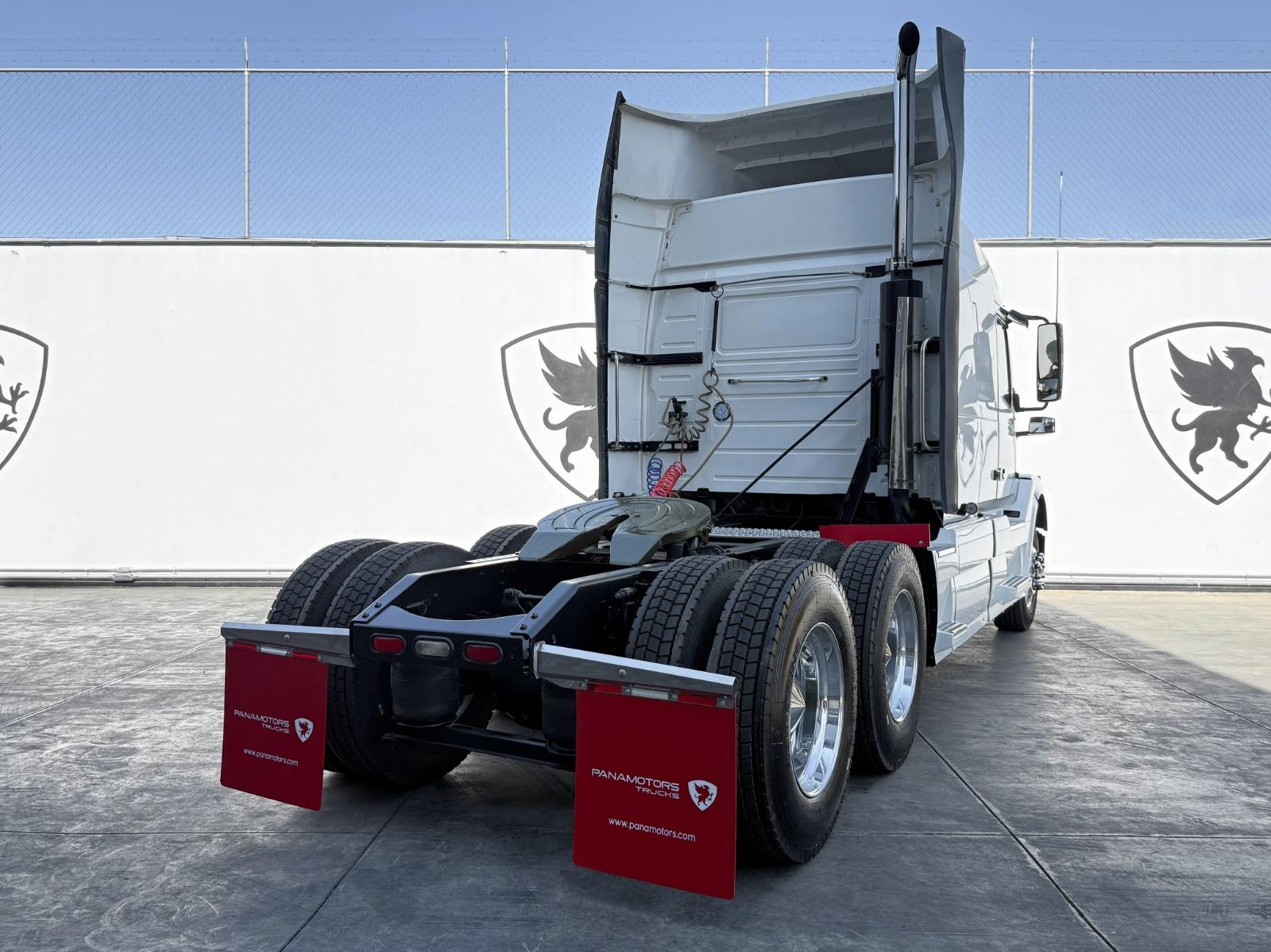 2016 VOLVO TRUCKS - REAR_PASSENGER_SIDE