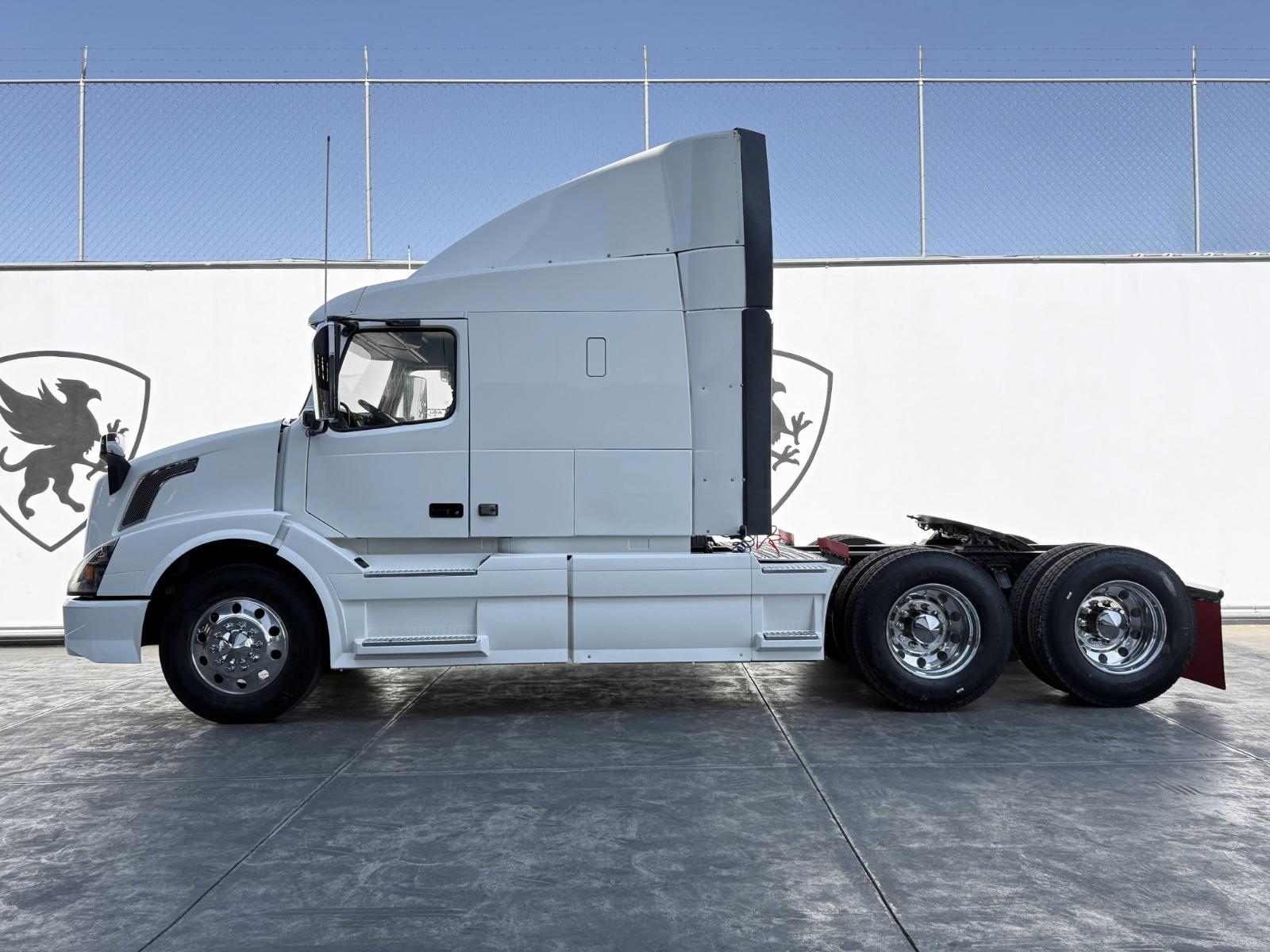 2016 VOLVO TRUCKS - SIDE_LEFT
