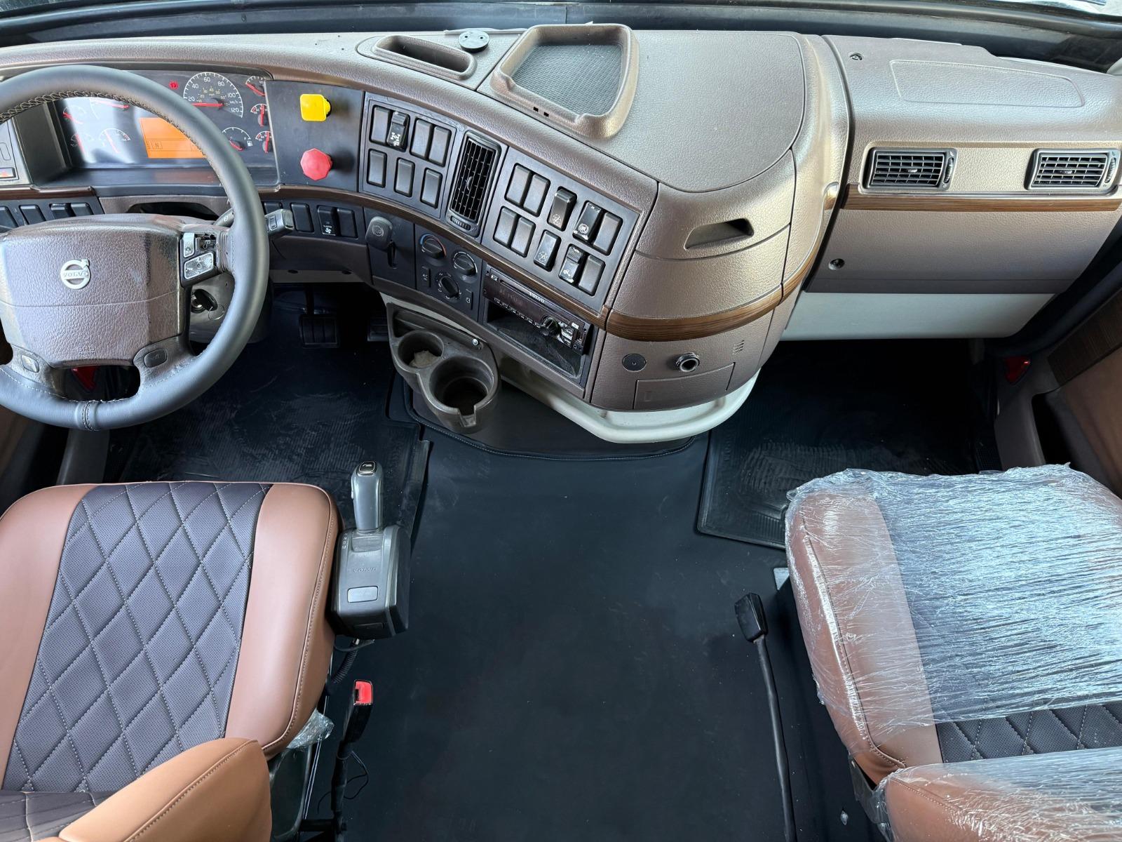 2016 VOLVO TRUCKS - DASHBOARD