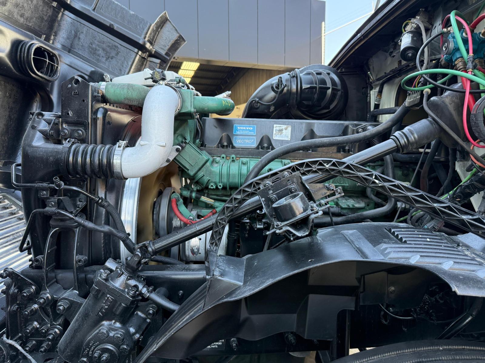 2016 VOLVO TRUCKS - ENGINE