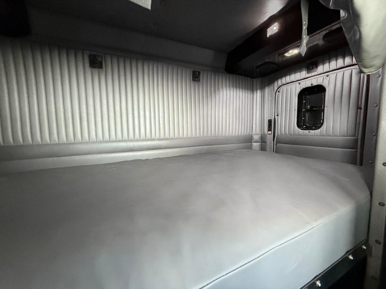 2015 KENWORTH T660 - SEATS_REAR