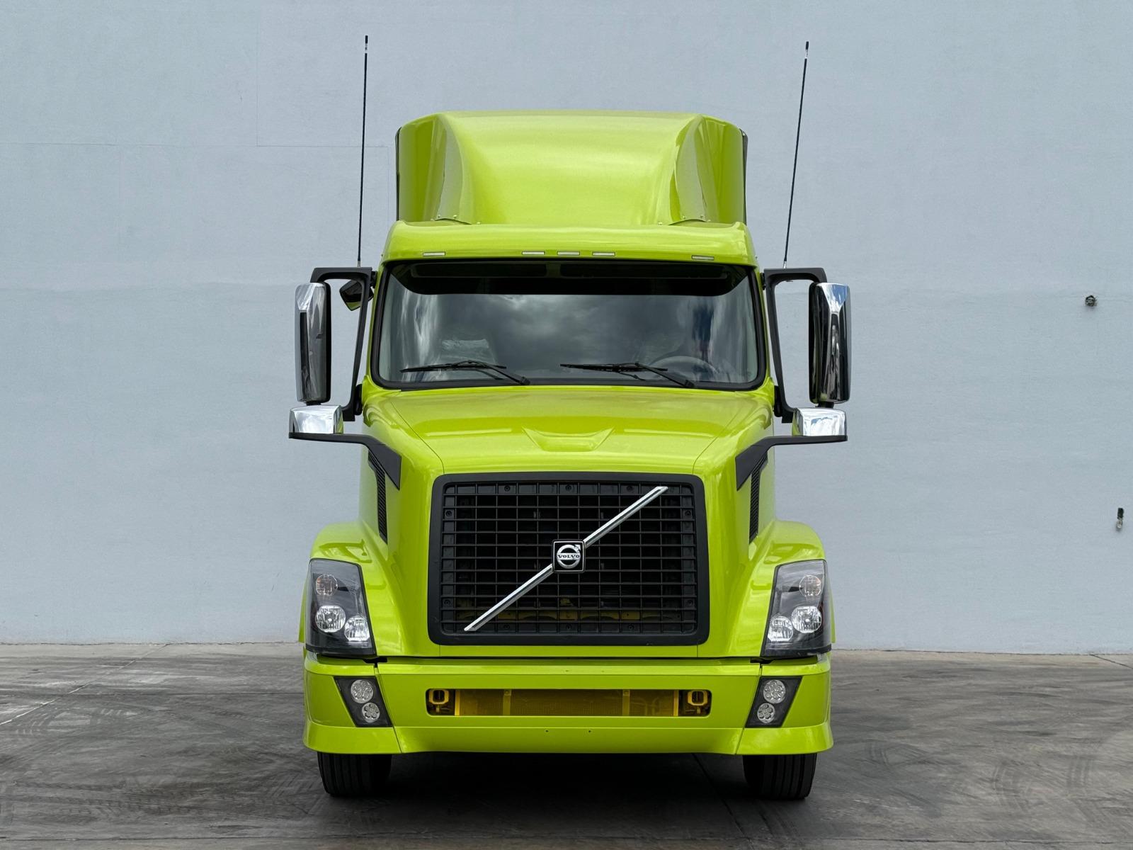2015 VOLVO TRUCKS VNL - FRONT