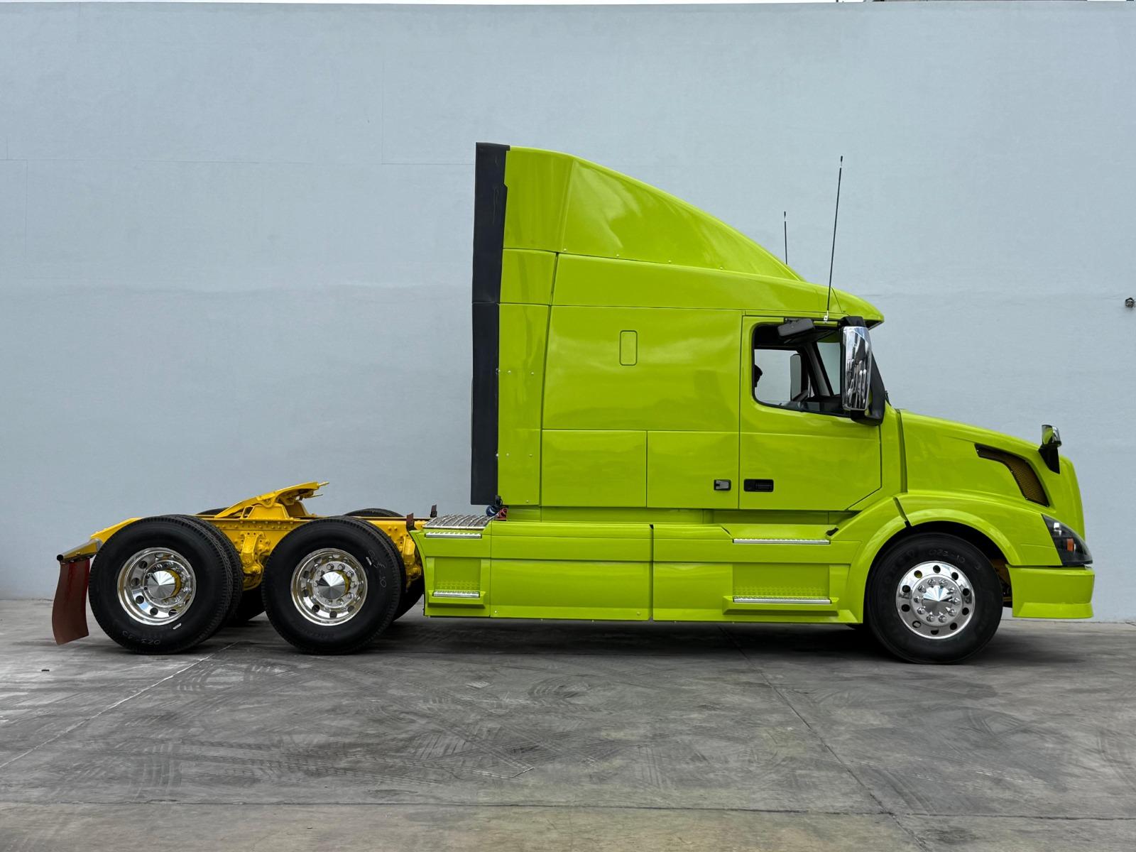 2015 VOLVO TRUCKS VNL - SIDE_RIGHT