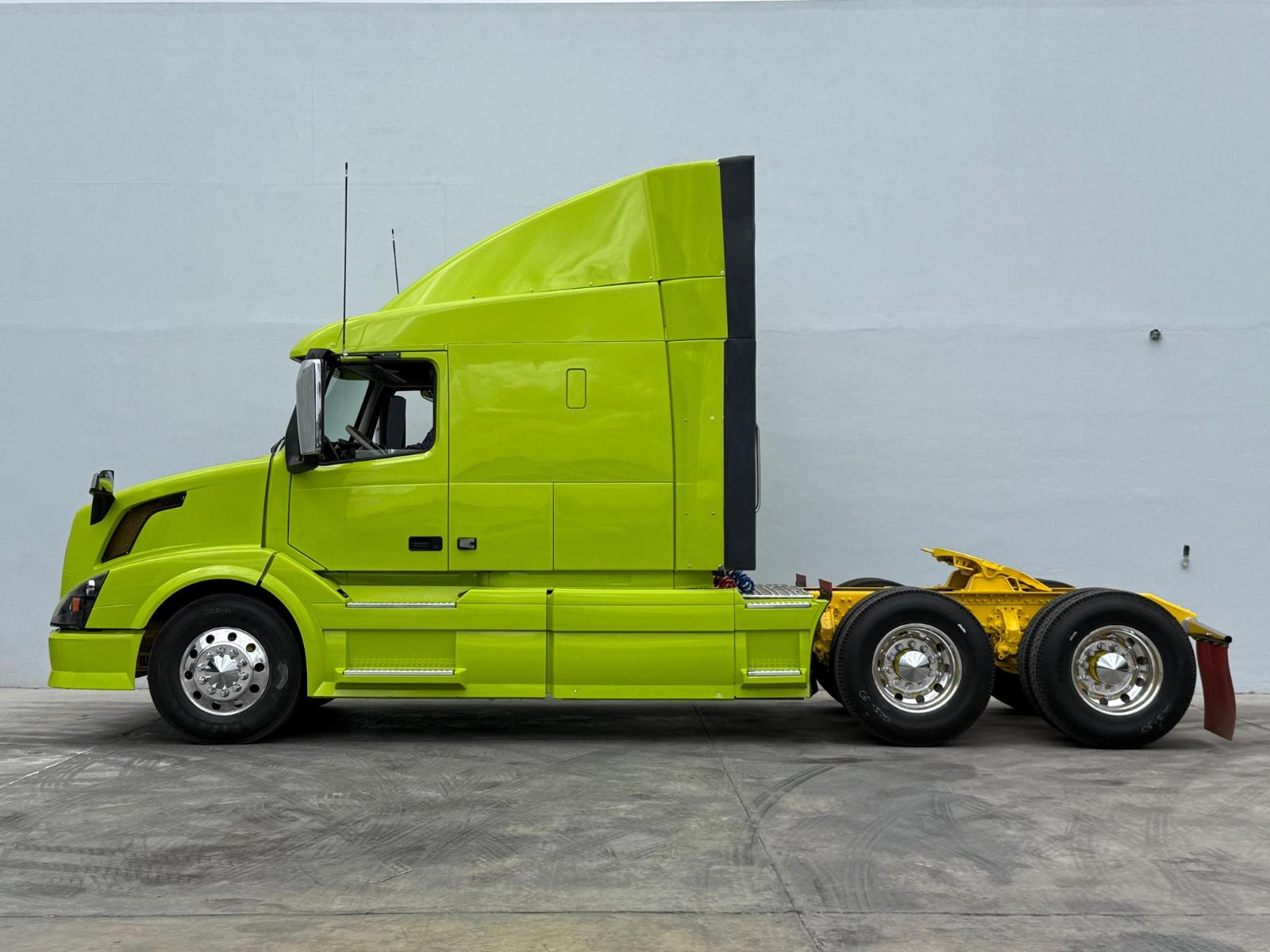 2015 VOLVO TRUCKS VNL - SIDE_LEFT