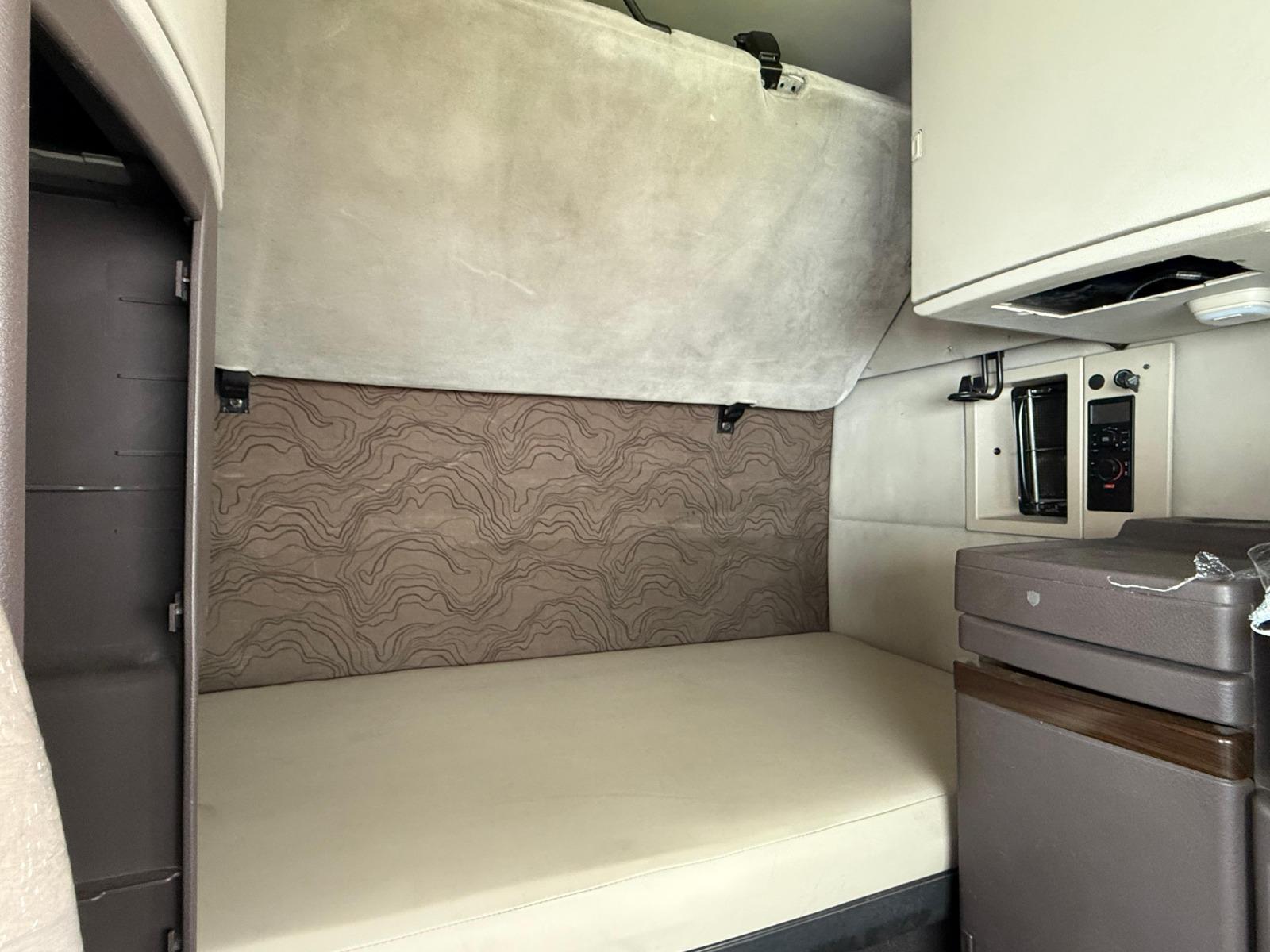 2015 VOLVO TRUCKS VNL - SEATS_REAR
