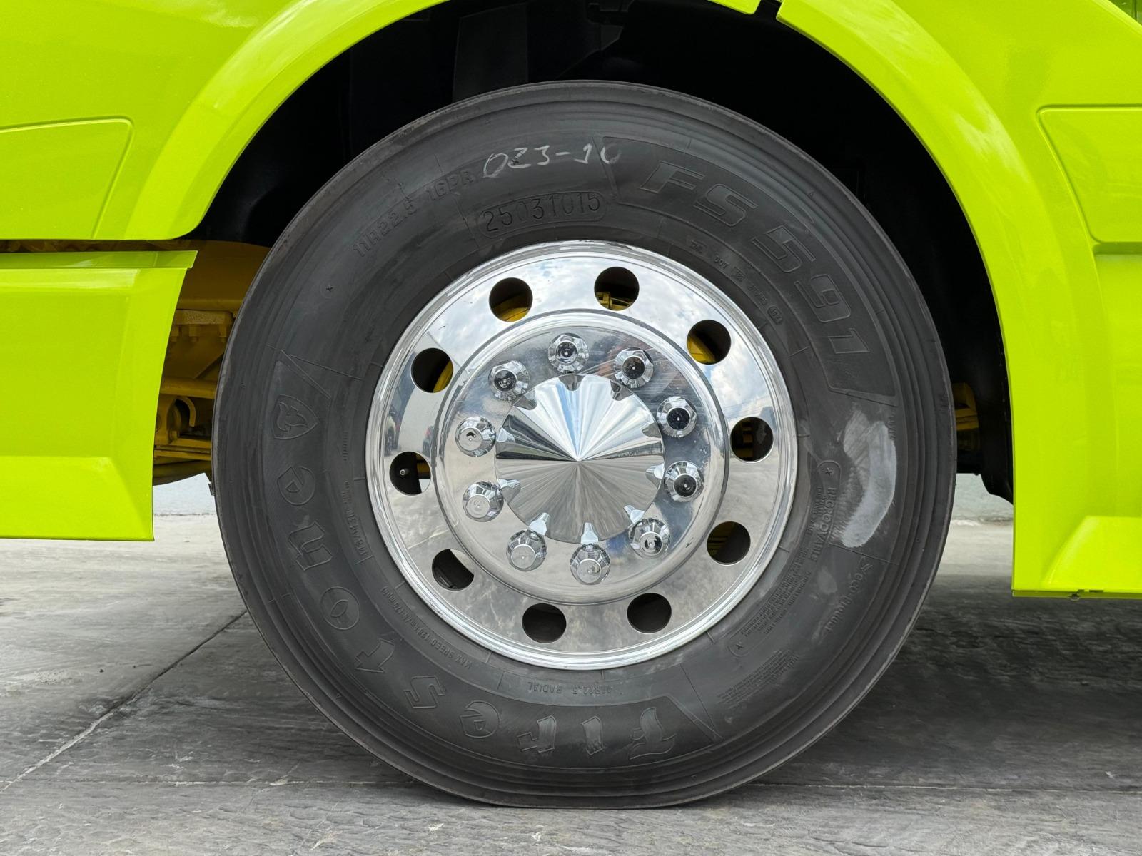 2015 VOLVO TRUCKS VNL - TIRES