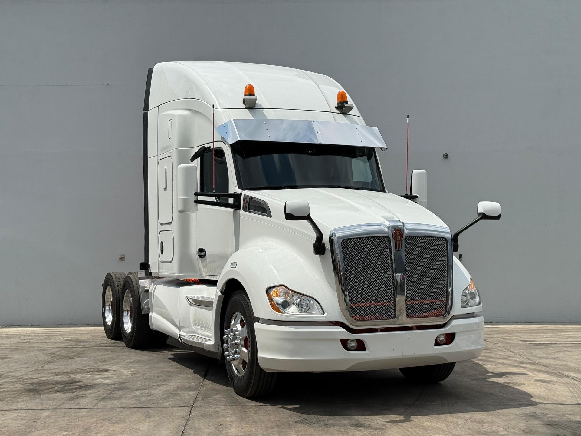 2020 KENWORTH T680 - FRONT_PASSENGER_SIDE