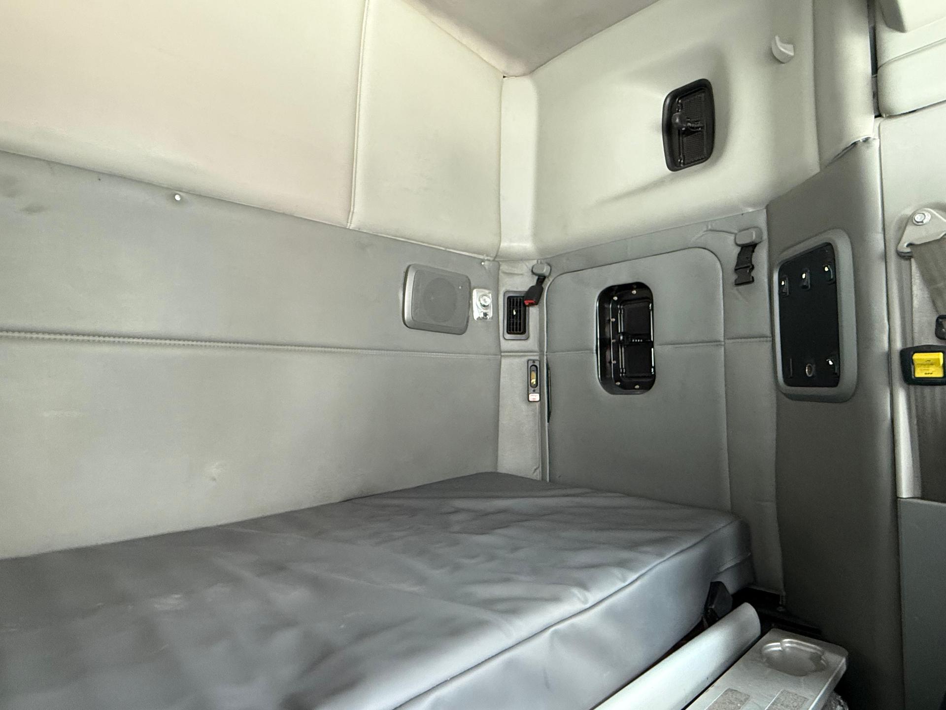 2020 KENWORTH T680 - SEATS_REAR