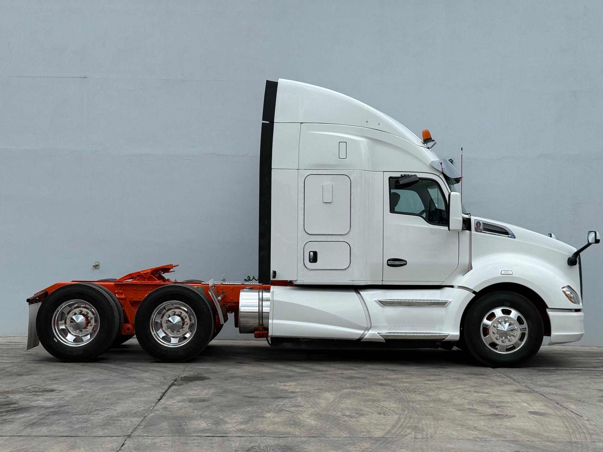 2020 KENWORTH T680 - SIDE_RIGHT