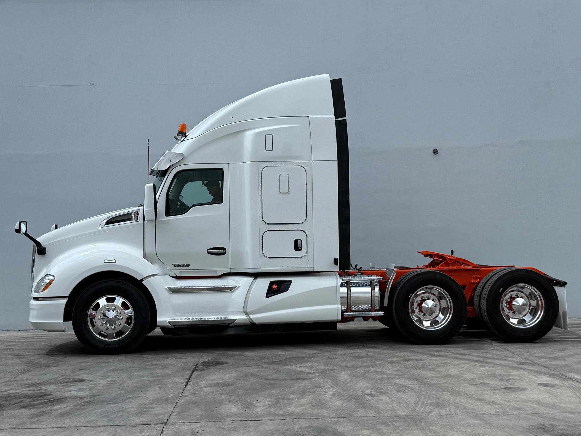 2020 KENWORTH T680 - SIDE_LEFT