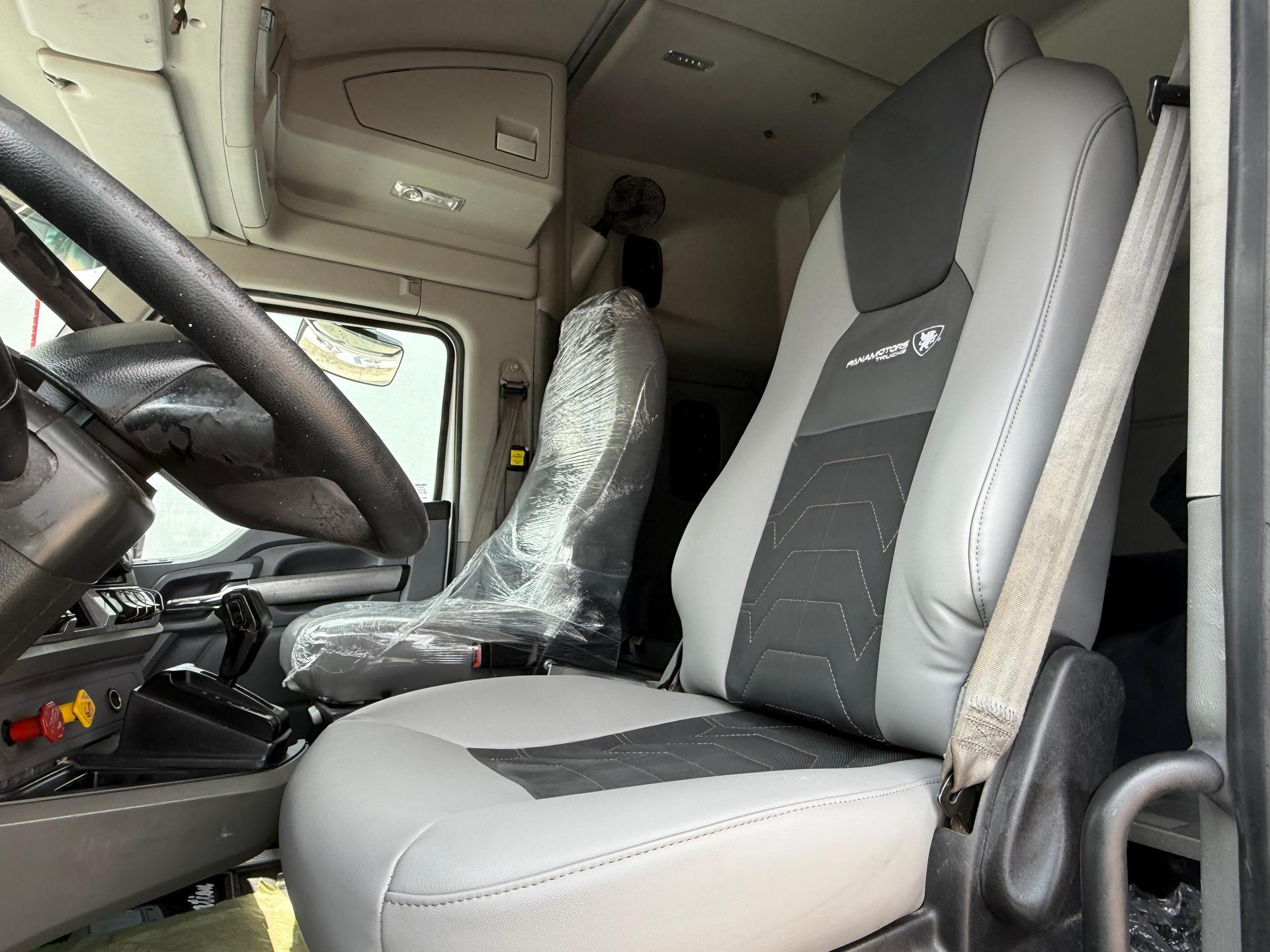 2020 KENWORTH T680 - SEATS_FRONT