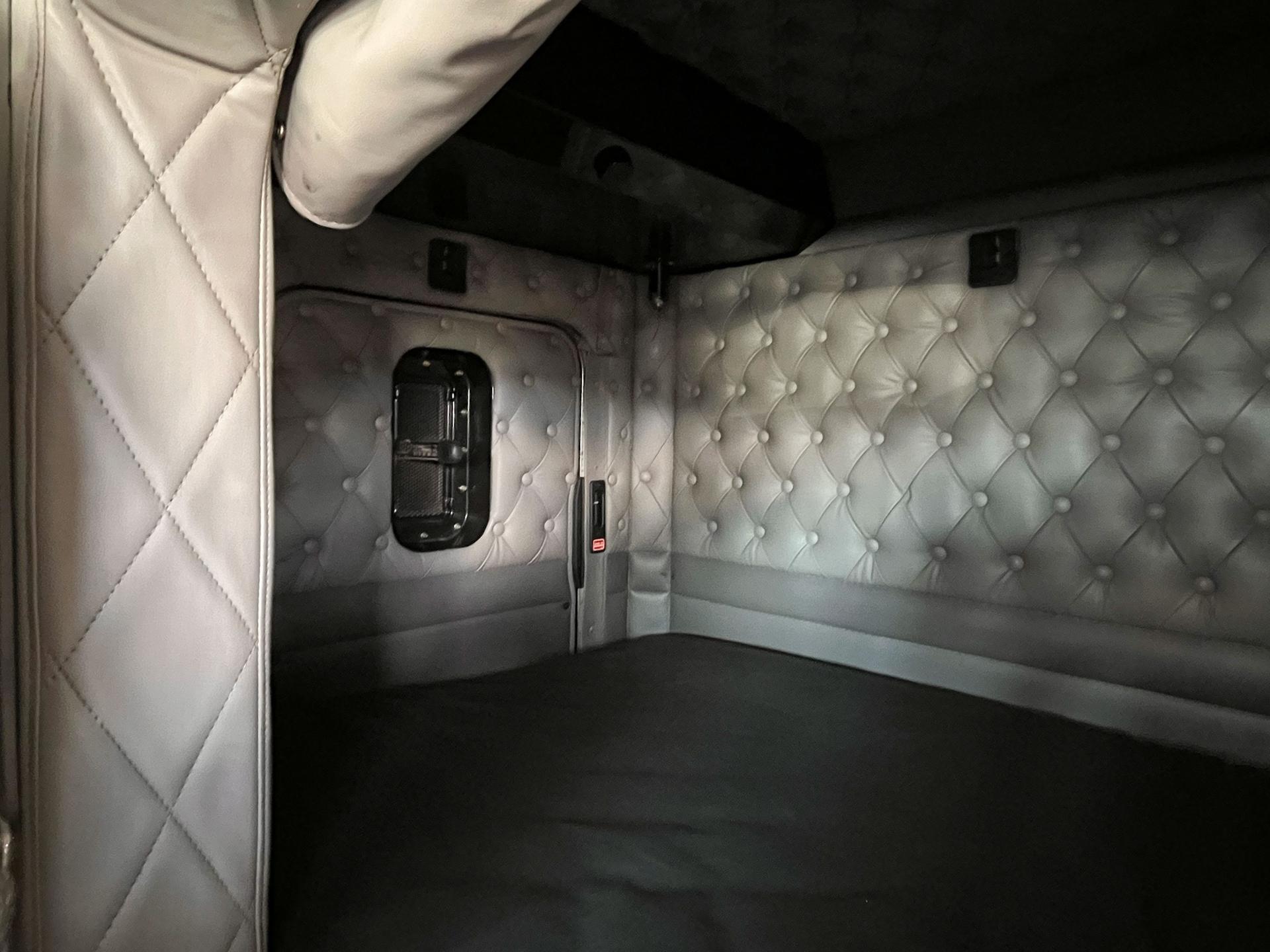 2018 KENWORTH T800 - SEATS_REAR