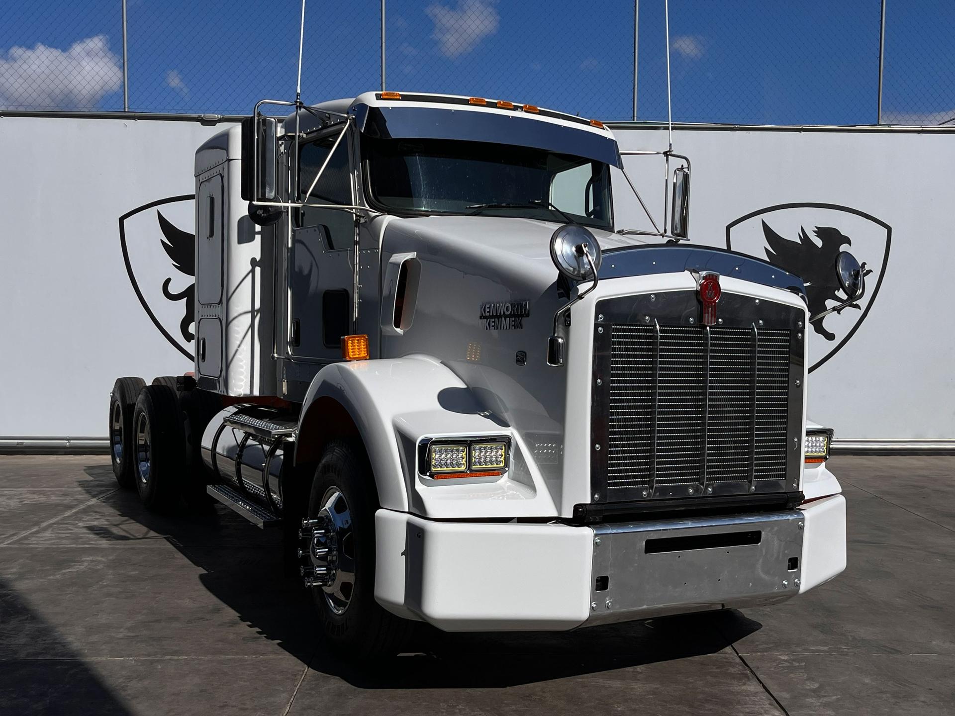 2018 KENWORTH T800 - FRONT_PASSENGER_SIDE