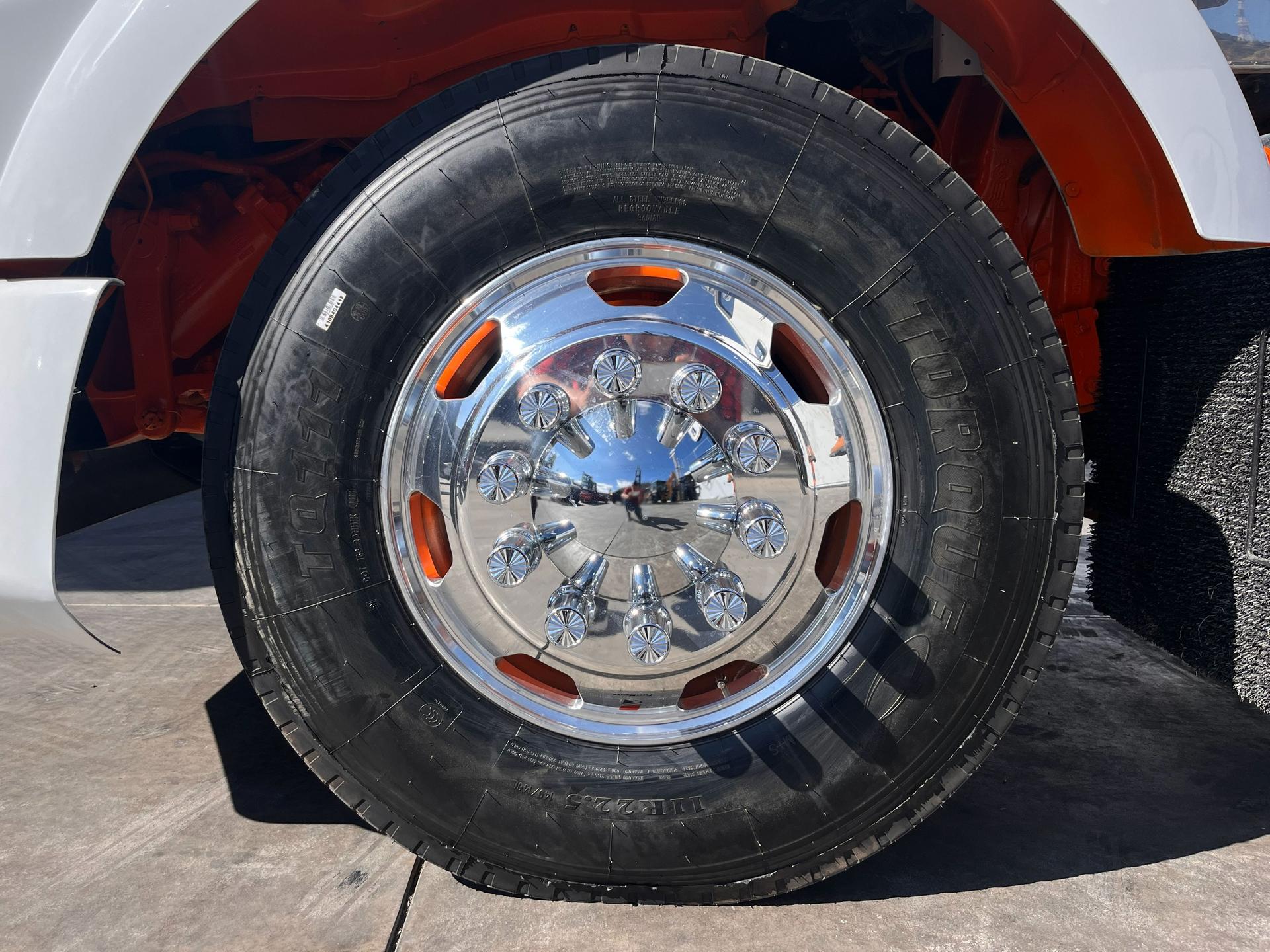 2018 KENWORTH T800 - TIRES