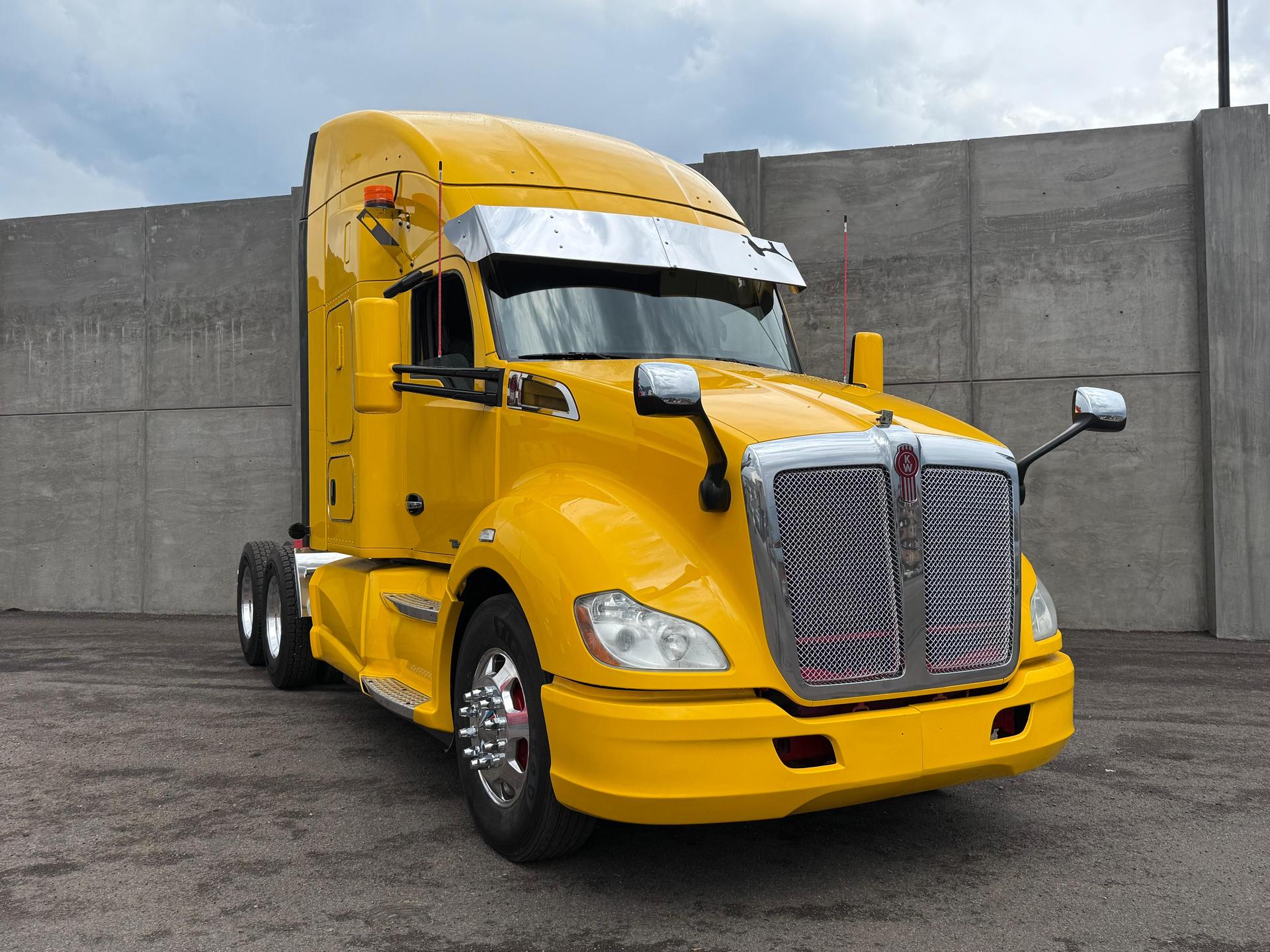2020 KENWORTH T680 - FRONT_PASSENGER_SIDE
