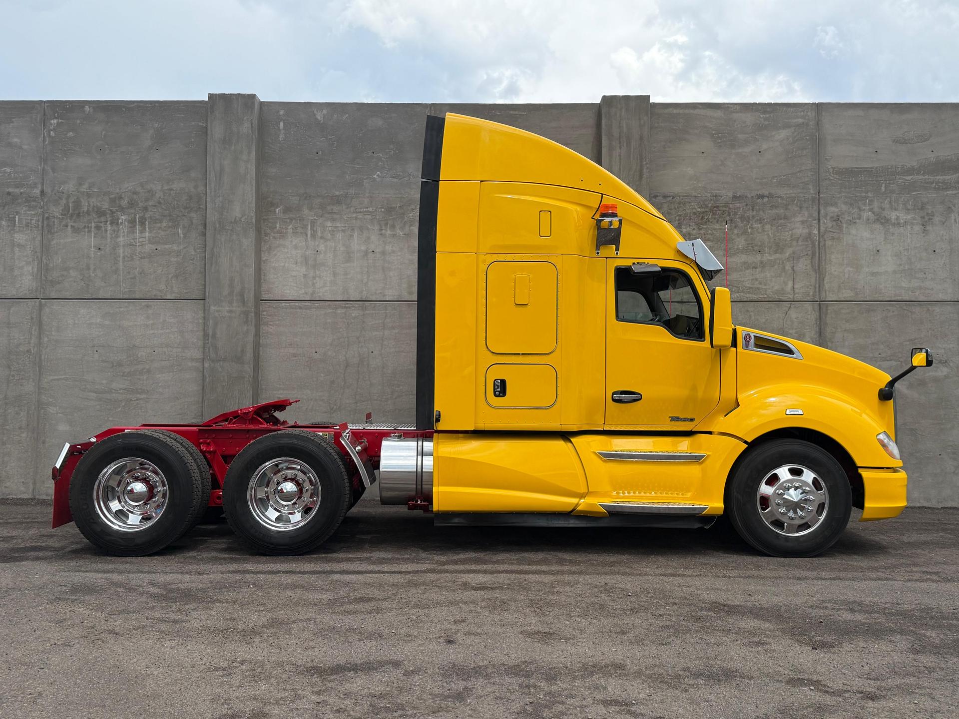 2020 KENWORTH T680 - SIDE_RIGHT