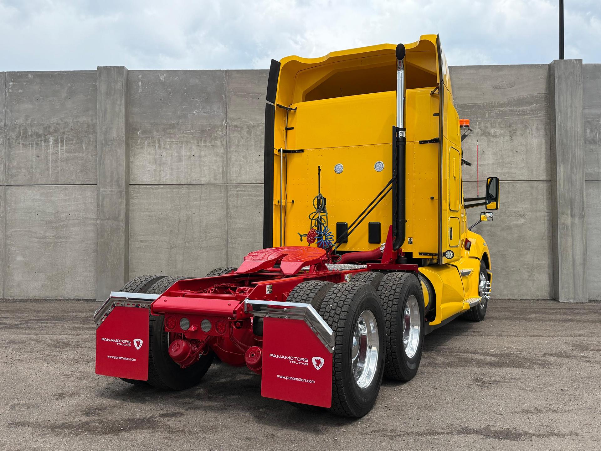 2020 KENWORTH T680 - REAR_PASSENGER_SIDE