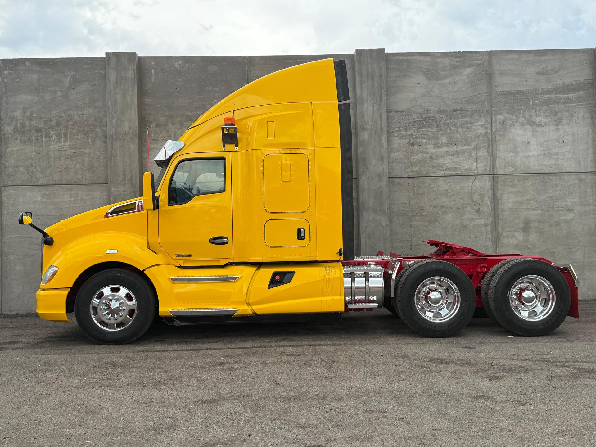 2020 KENWORTH T680 - SIDE_LEFT