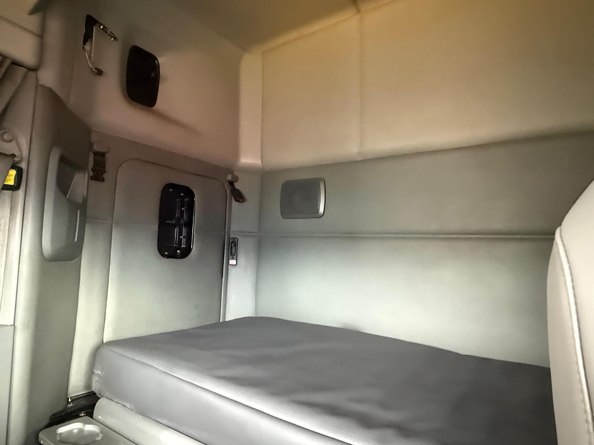 2020 KENWORTH T680 - SEATS_REAR
