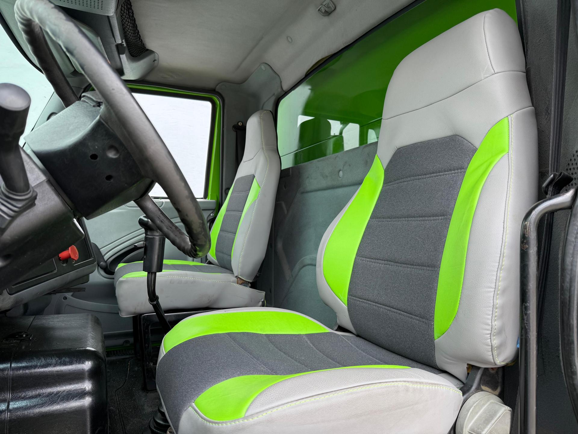 2012 INTERNATIONAL 8600 - SEATS_FRONT