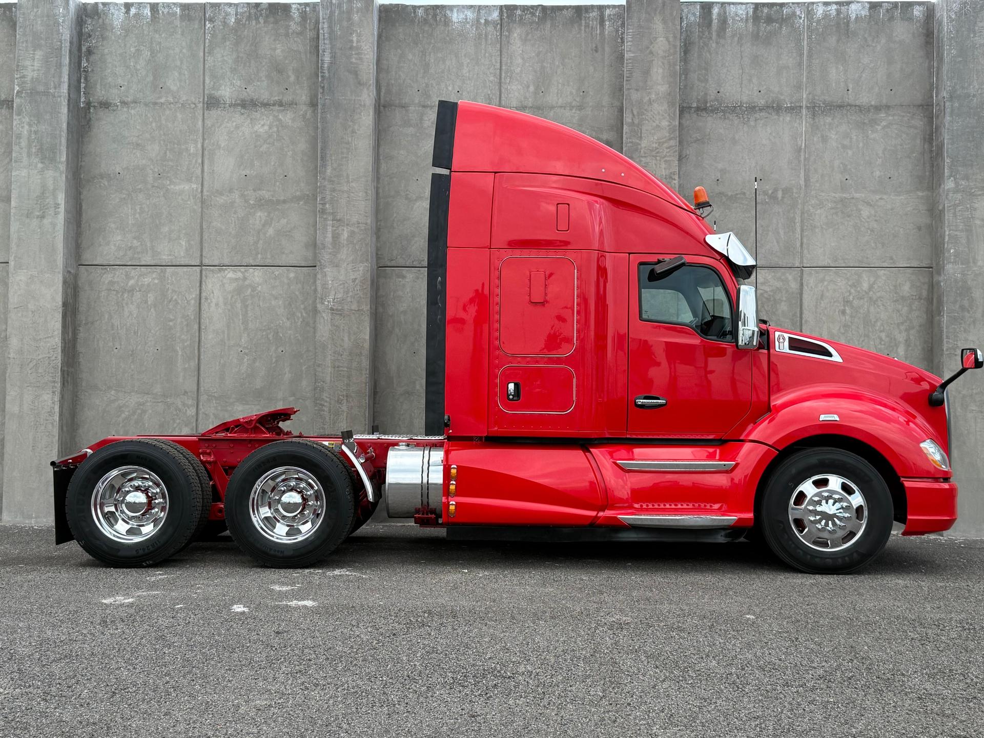 2020 KENWORTH T680 - SIDE_RIGHT