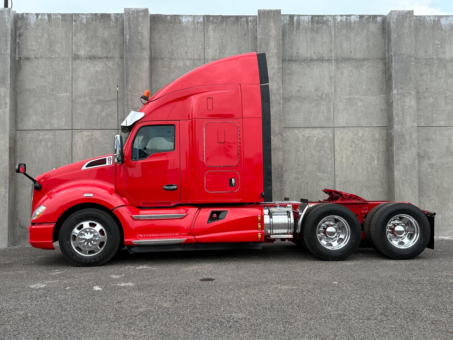 2020 KENWORTH T680 - SIDE_LEFT