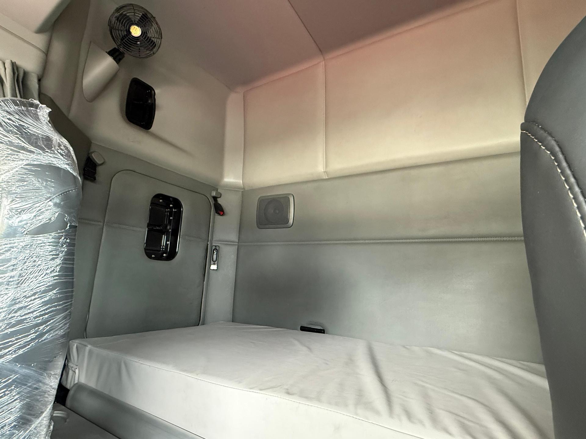 2020 KENWORTH T680 - SEATS_REAR