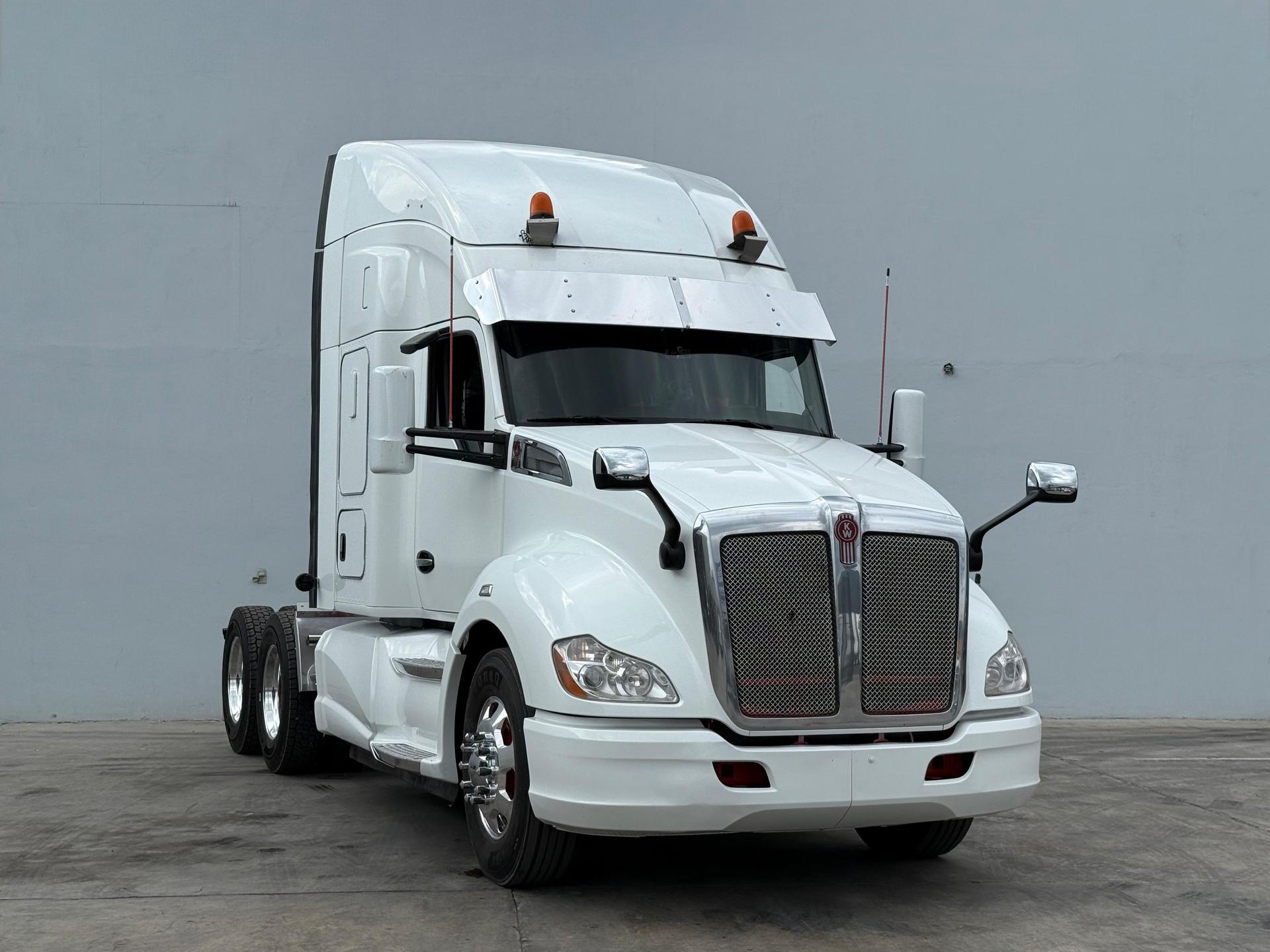 2020 KENWORTH T680 - FRONT_PASSENGER_SIDE