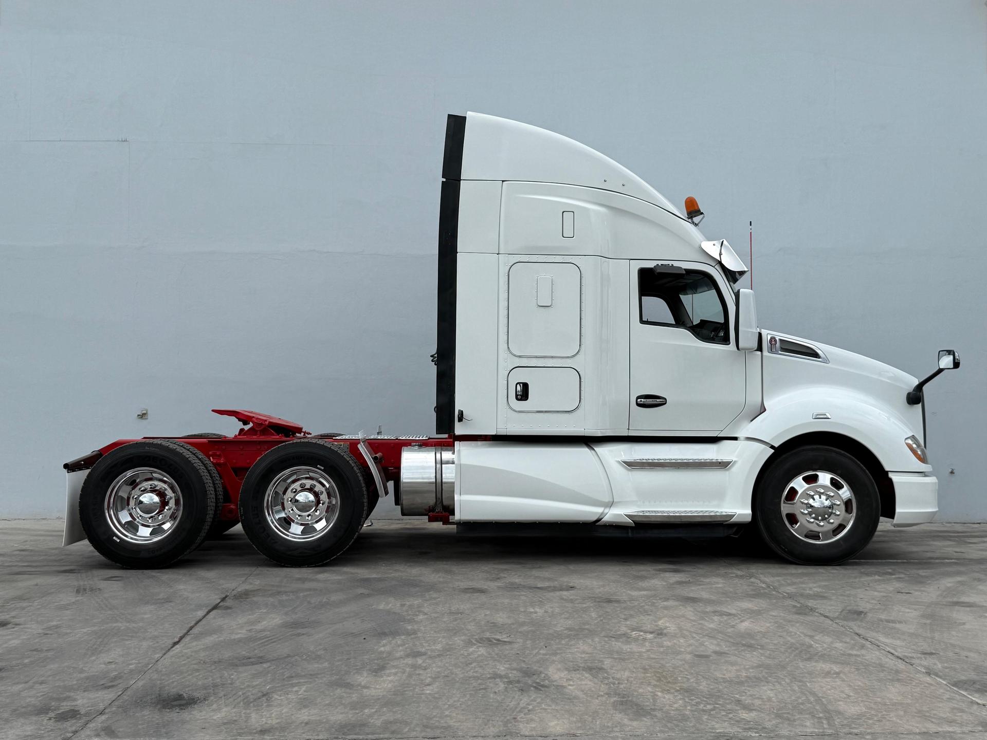 2020 KENWORTH T680 - SIDE_RIGHT