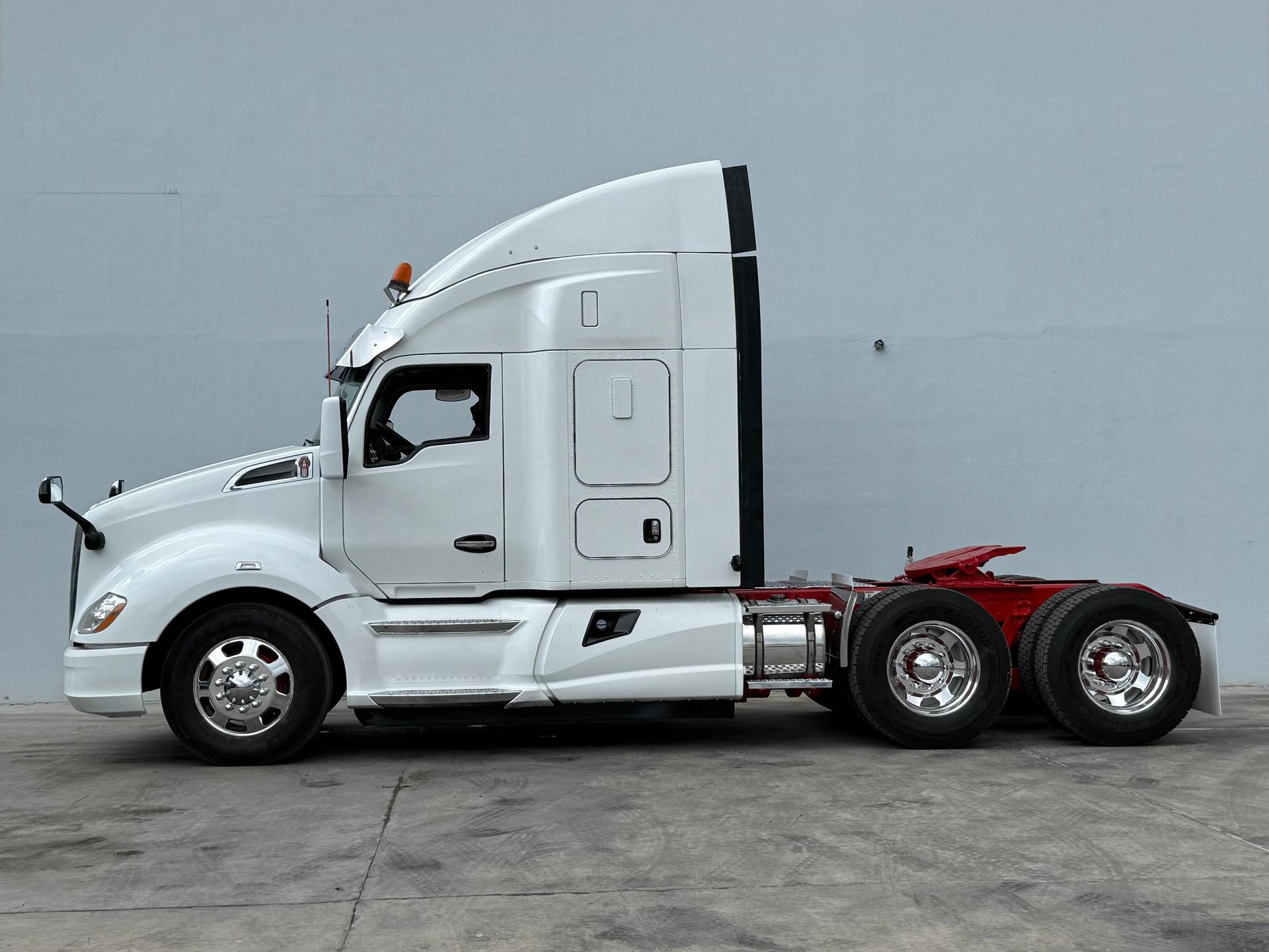 2020 KENWORTH T680 - SIDE_LEFT