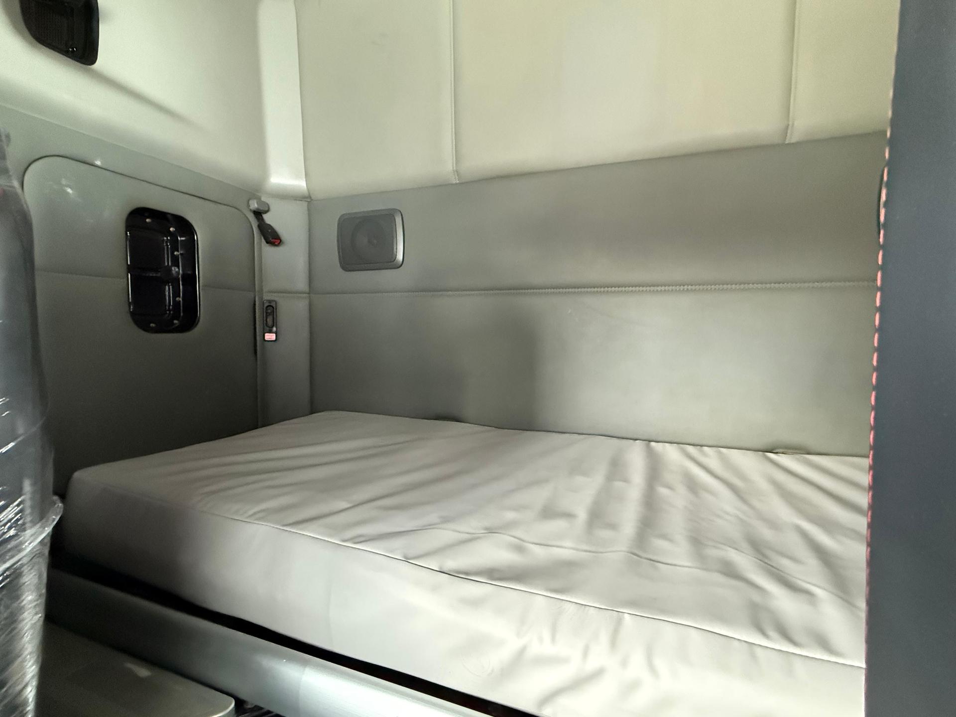 2020 KENWORTH T680 - SEATS_REAR