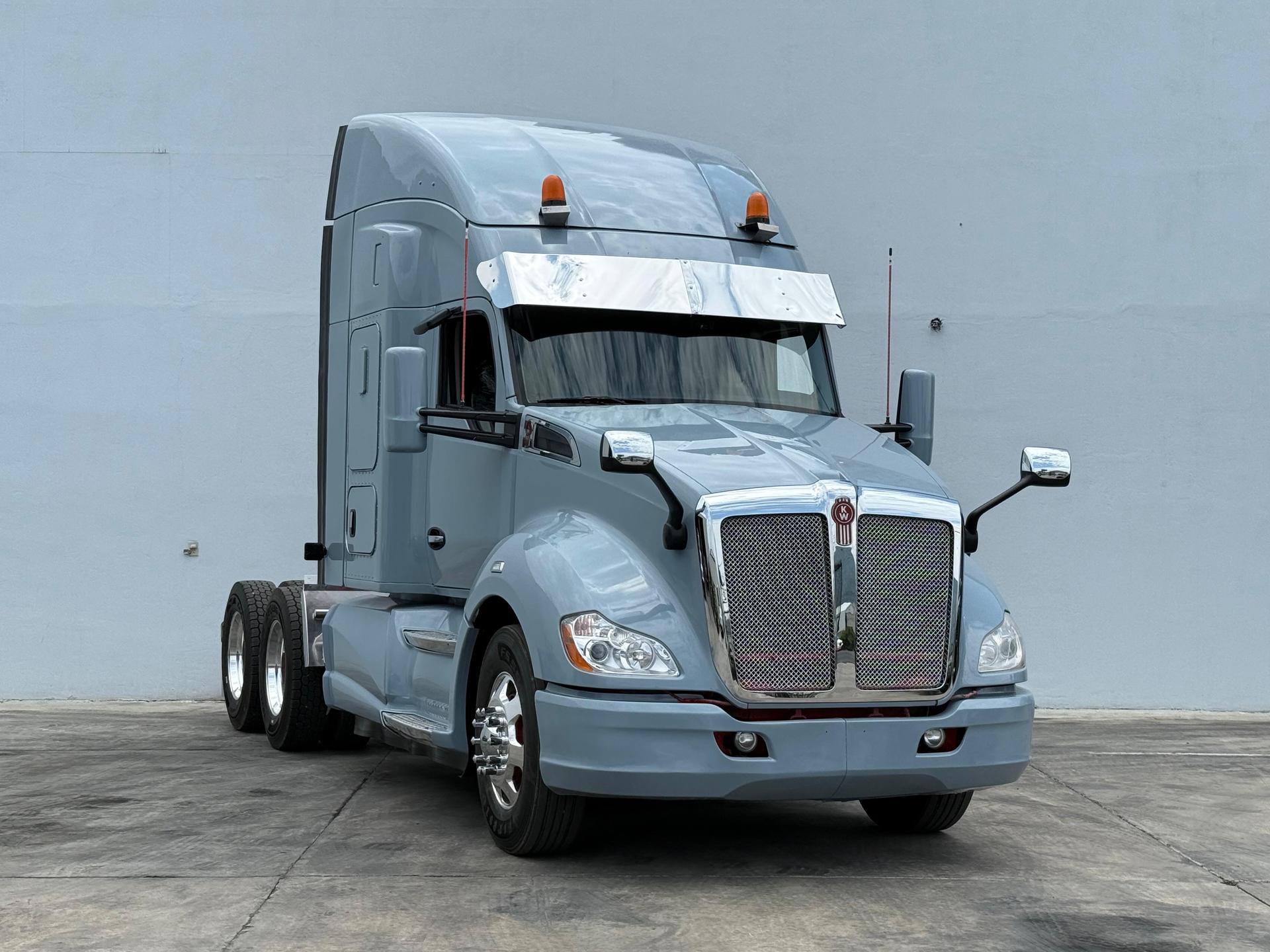2020 KENWORTH T680 - FRONT_PASSENGER_SIDE