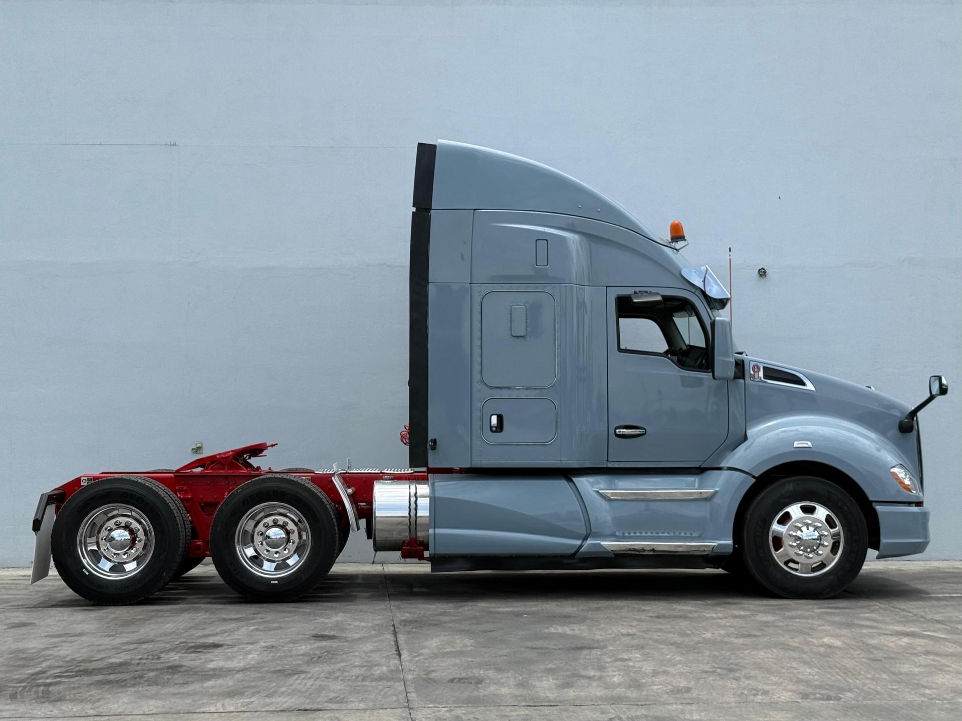 2020 KENWORTH T680 - SIDE_RIGHT