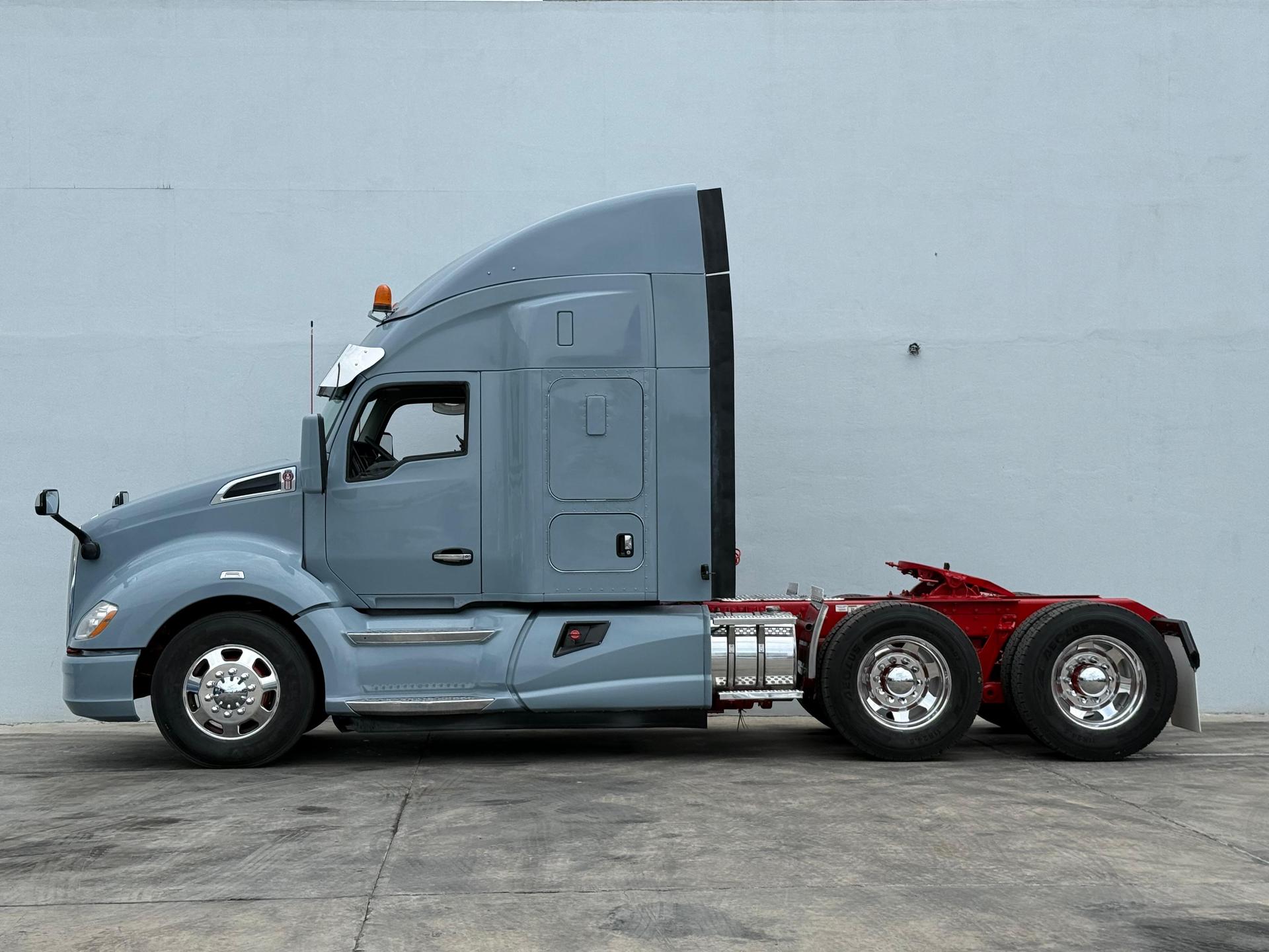 2020 KENWORTH T680 - SIDE_LEFT