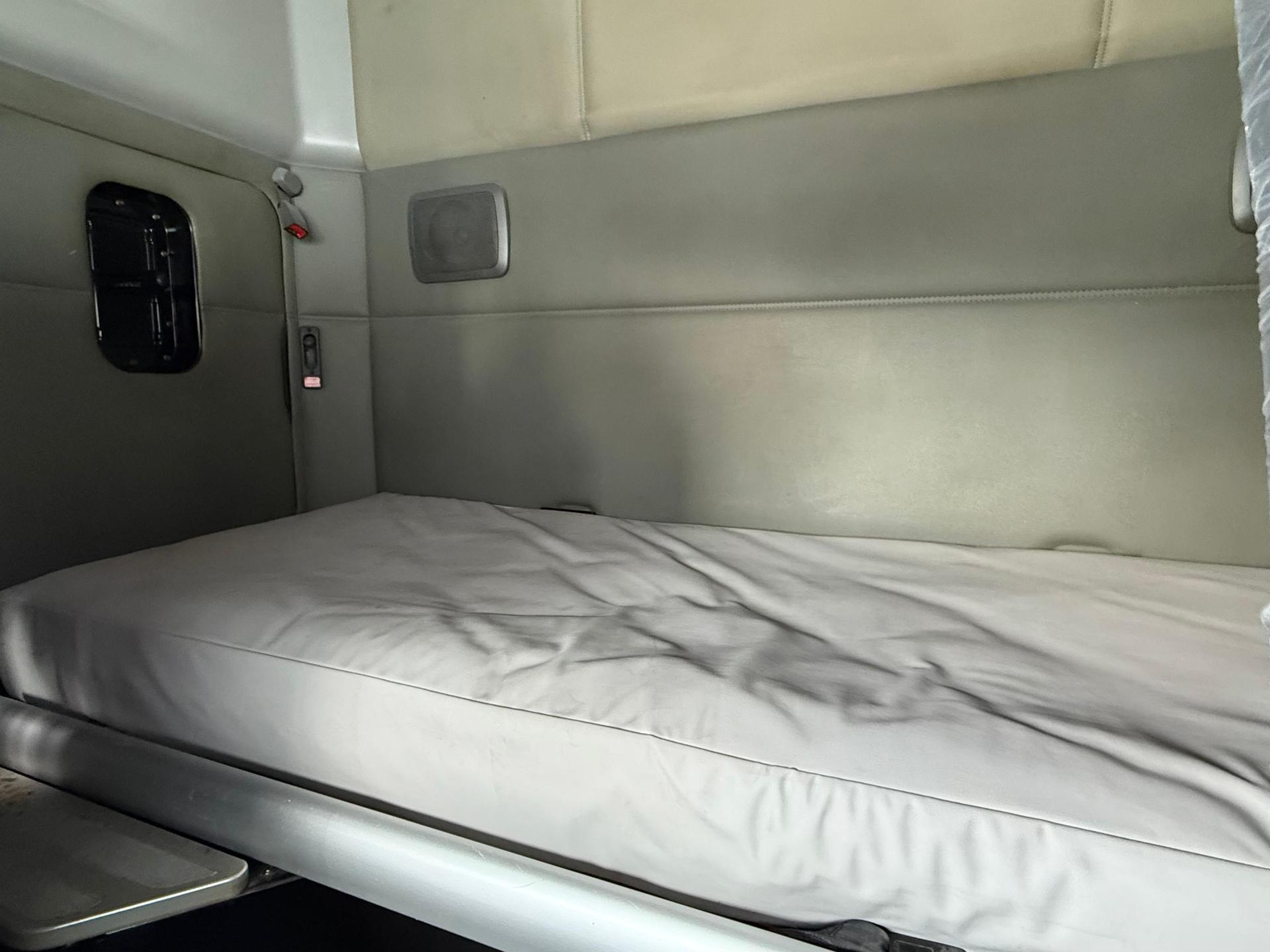 2020 KENWORTH T680 - SEATS_REAR