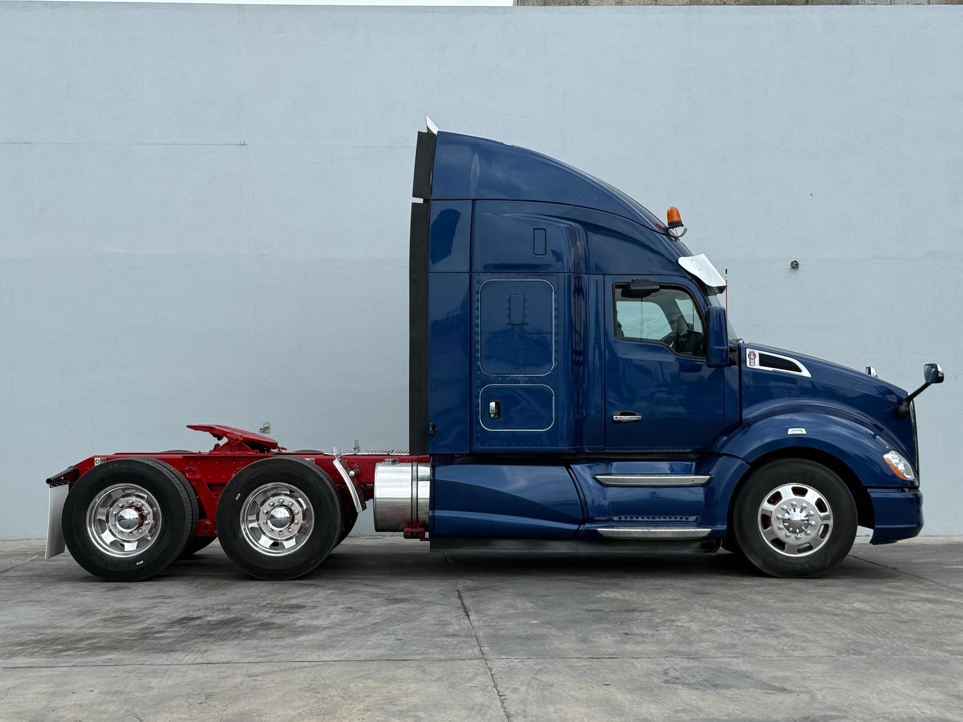 2020 KENWORTH T680 - SIDE_RIGHT