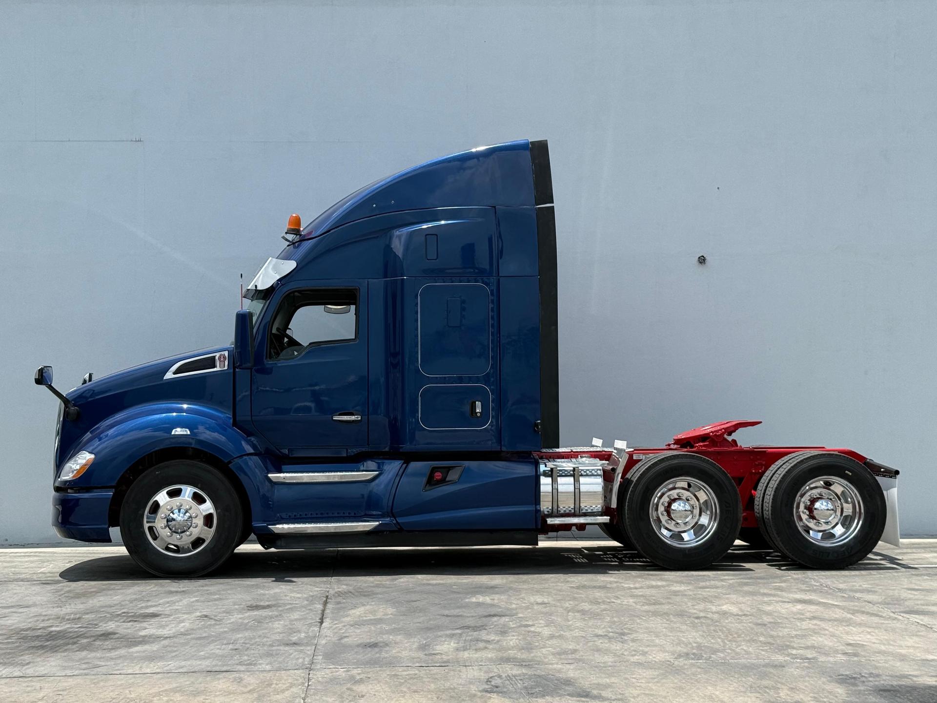 2020 KENWORTH T680 - SIDE_LEFT