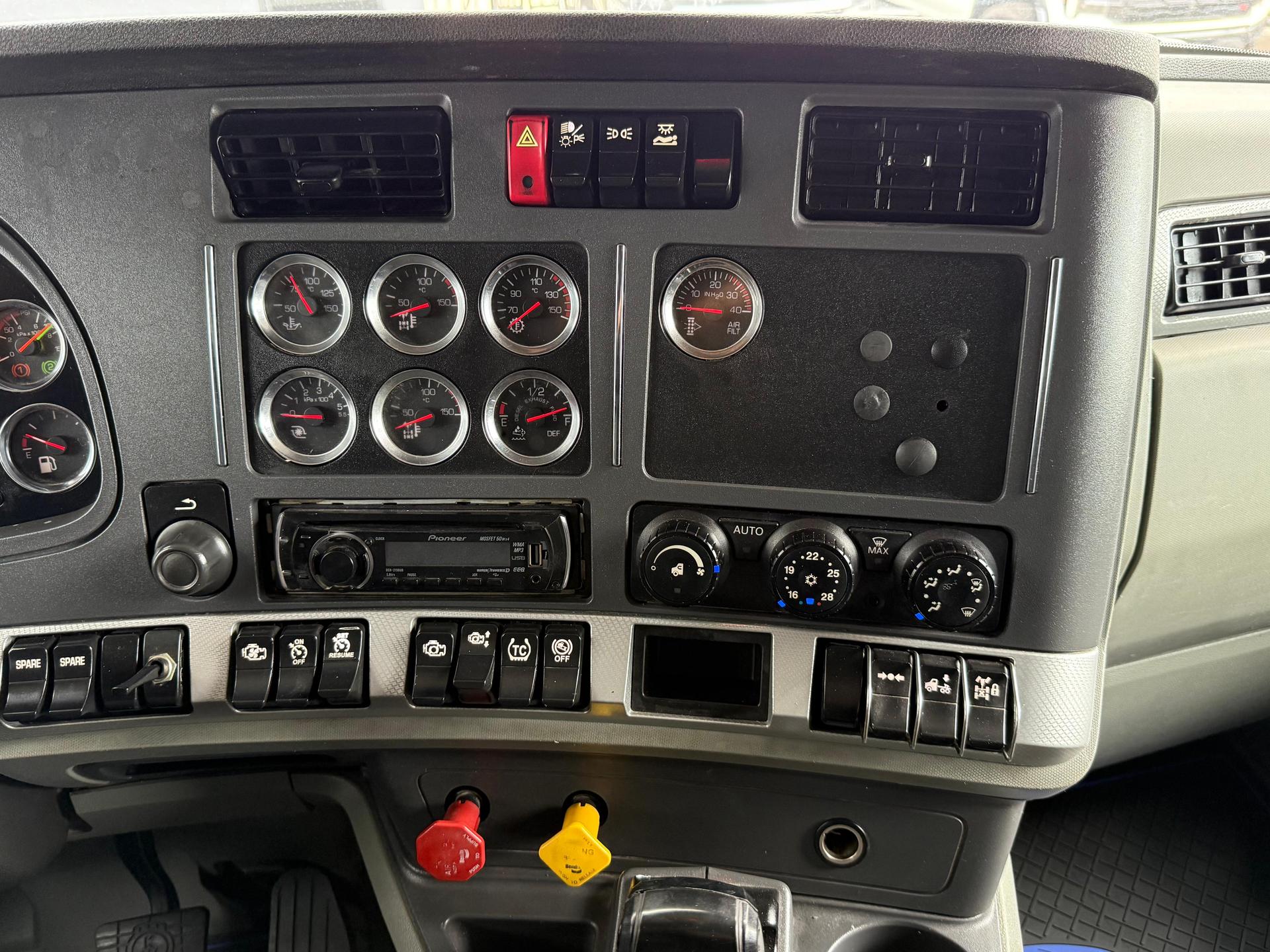 2020 KENWORTH T680 - DASHBOARD