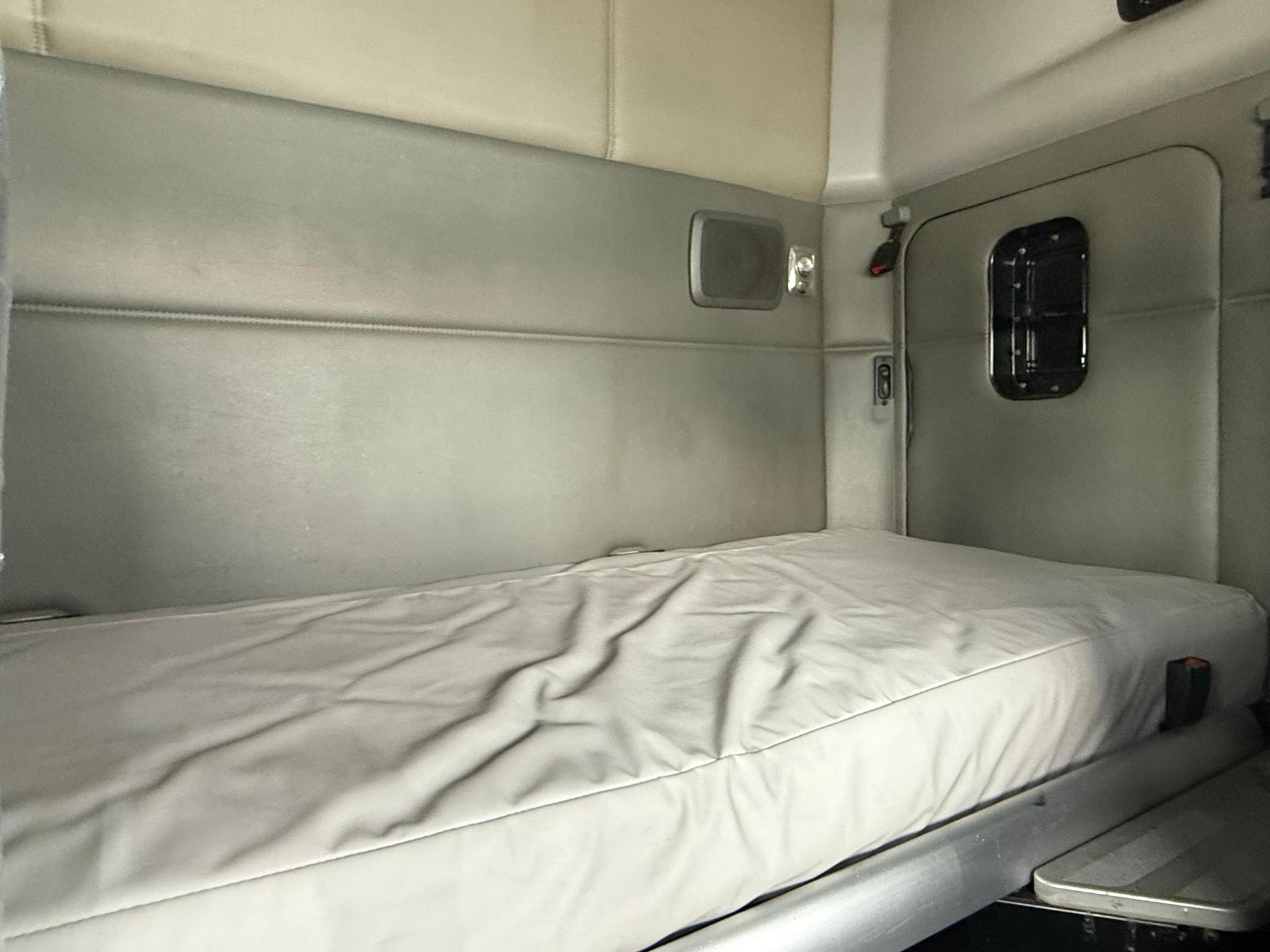 2020 KENWORTH T680 - SEATS_REAR