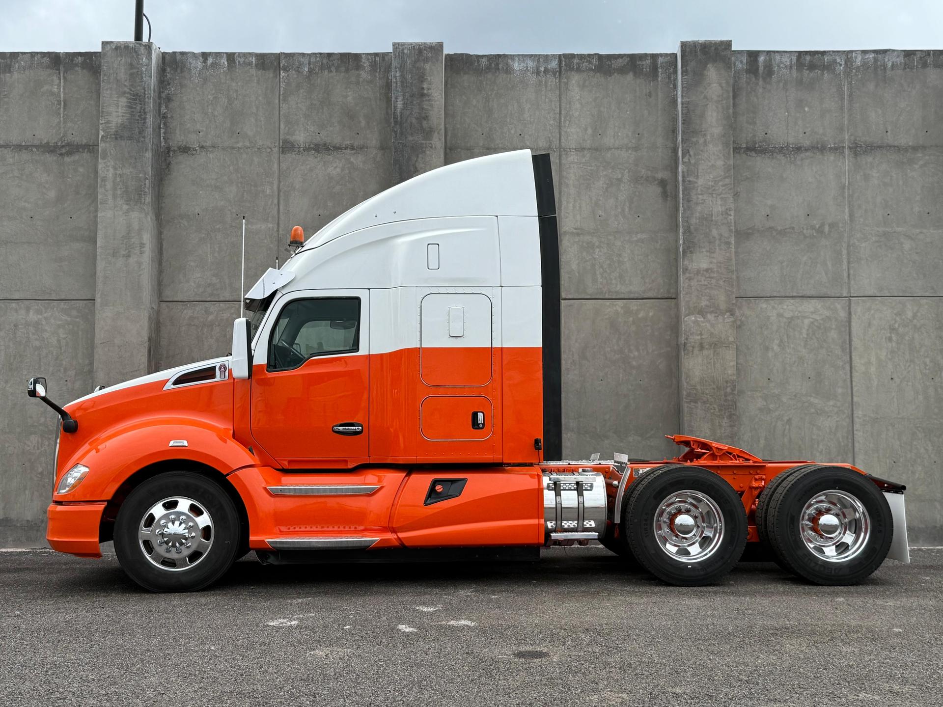 2020 KENWORTH T680 - SIDE_LEFT