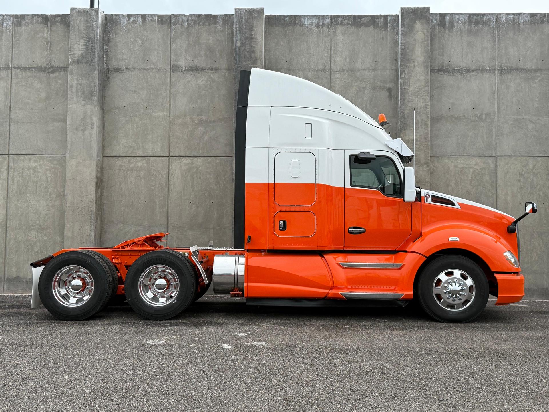 2020 KENWORTH T680 - SIDE_RIGHT