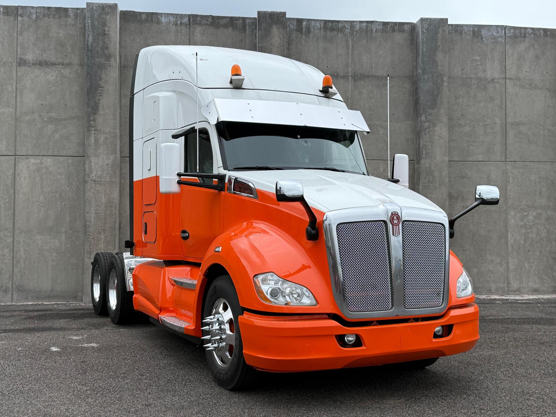 2020 KENWORTH T680 - FRONT_PASSENGER_SIDE